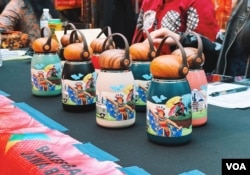 Botol minuman dengan animasi kesenian Jawa Barat, produk yang dijual di acara "West Java Experience" (VOA Indonesia)