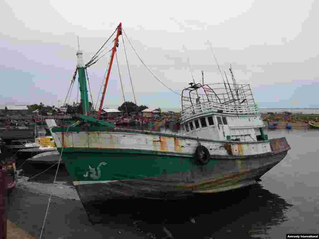 Trafficking boat used to transport 578 asylum-seekers and migrants.