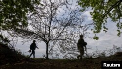 ইউক্রেনের কুপিয়াঙ্কস অঞ্চলে দুজন ইউক্রেনীয় সৈন্য। ফটোঃ ২১ এপ্রিল, ২০২৪। 