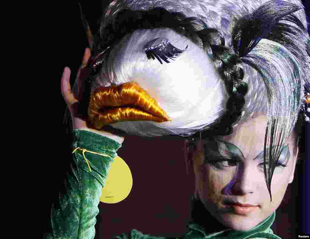 Seorang model menampilkan gaya rambut "unik" dalam festival internasional mengenai gaya rambut, fashion dan desain yang disebut "Crystal Angel" di kota Kyiv, Ukraina.