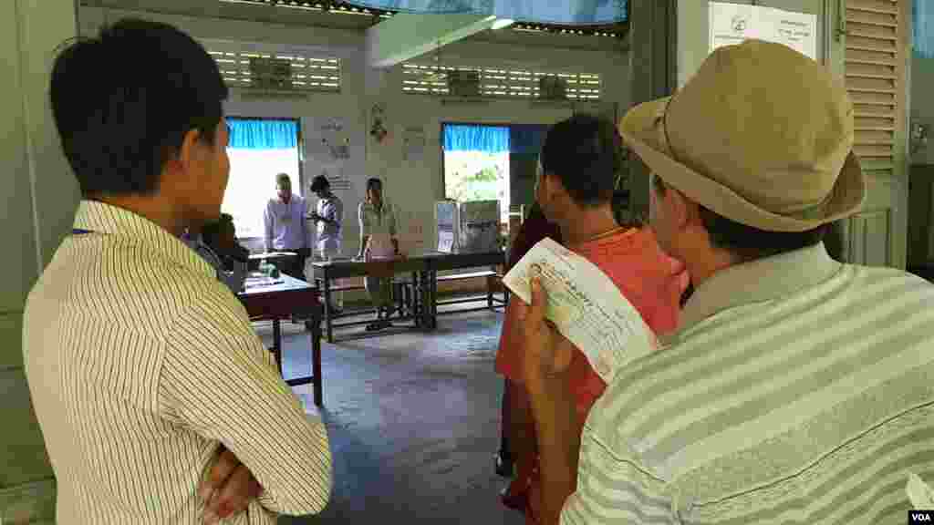 ប្រជាពលរដ្ឋ​នៅ​ភូមិ​ជ្រៃកោង សង្កាត់​ស្លាកែត ក្រុង​បាត់ដំបង ទៅ​បោះឆ្នោត ជ្រើសរើស​ក្រុមប្រឹក្សា​ឃុំ​សង្កាត់​នៅ​ការិយាល័យ​បោះឆ្នោត ក្នុង​សាលា​បឋមសិក្សា​ស្លាកែត នៅ​ថ្ងៃ​ទី៤ ខែ​មិថុនា ឆ្នាំ២០១៧។ (អ៊ិត សូធឿត/VOA)