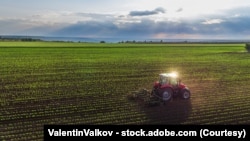 拖拉机春季在田间耕作