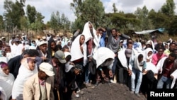 Des proches pleurent lors des funérailles de Dinka Chala, un enseignant de l'école primaire dont les membres de famille ont été abattus par les forces militaires lors d'une manifestation récente, dans la ville de Holonkomi, dans la région d'Oromiya en Ethiopie, 17 décembre 2015.