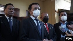 រូបឯកសារ៖ អតីតមេដឹក​នាំ​គណបក្ស​ប្រឆាំង​ លោក កឹម សុខា​ ថ្លែង​ទៅ​កាន់​អ្នកកាសែត​ថា លោក​ស្នើ​តុលាការ​ឲ្យ​ទម្លាក់​បទ​ចោទ​ មុន​នឹង​ចេញ​​ដំណើរ​ពីគេហដ្ឋាន​ទៅ​សាលារាជធានី​ភ្នំពេញ​ ថ្ងៃទី​១៩ ខែ​មករា​ ឆ្នាំ​២០២២។ (ខាន់​ សុគុំមនោ/វីអូអេ)