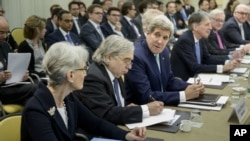 U.S. Secretary of State John Kerry, third from left, chats with U.S. Undersecretary for Political Affairs Wendy Sherman, as U.S. Secretary of Energy Ernest Moniz takes a note in Lausanne, Switzerland, March 31, 2015.