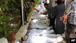 Hình ảnh cho thấy những em nhỏ chết vì khí độc bị cho là do lực lượng chính phủ gây ra. Vẫn chưa có xác minh độc lập về vụ tấn công bằng vũ khí hóa học này.