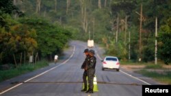 Policías en Honduras custodian la frontera con Guatemala. 