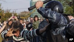 Russian riot police scuffle with protesters during the "march of the million" opposition protest in central Moscow May 6, 2012 (file photo).