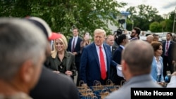 2025年8月21日，特朗普总统和司法部长帕姆·邦迪在华盛顿与执法人员和国民警卫队士兵交谈。