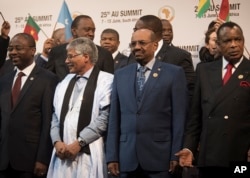 Sudanese president Omar al-Bashir, 2nd from right, stands with other African leaders during a photo op at the AU summit in Johannesburg, June 14, 2015.