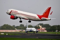 Pesawat Airbus A320-200 Air India lepas landas dari Bandara Internasional Sardar Vallabhbhai Patel di Ahmedabad, India, 7 Juli 2017. (REUTERS/Amit Dave)
