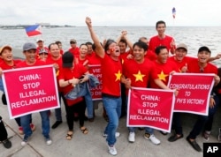 Người Việt Nam ở Manila ăn mừng phán quyết của Tòa Trọng tài quốc tế La Haye không công nhận đường lưỡi bò 9 đoạn của Trung Quốc ra hồi tháng 7/2016.