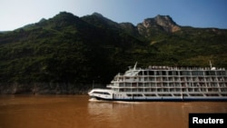 Năm 2012, nước sông Dương Tử đã đổi màu vì chất thải bất hợp pháp từ một nhà máy gần đó.