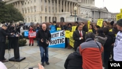 Serikat Kebebasan Sipil Amerika (ACLU) dan Amnesty International melakukan protes terhadap kebijakan imigrasi Presiden AS Donald Trump di depan gedung Kongres di Washington DC (foto; dok).