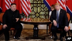 Tổng thống Mỹ Donald Trump gặp Lãnh tụ Triều Tiên Kim Jong Un, 28/2/2019, ở Hà Nội. (ảnh tư liệu, AP Photo/Evan Vucci)