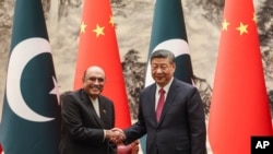 (ຂວາ) ປະເທດປະເທດ ທ່ານ ສີ ຈິ້ນຜິງ ຂອງ ຈີນ ( ຊ້າຍ ) ປະທານາທິບໍດີ ທ່ານ ອາຊິຟ ອາລີ ຊາຣ໌ດາຣີ ຂອງ ປາກິສຖານ ເດີນທາງມາຢ້ຽມຢາມຈີນຢ່າງເປັນທາງການ. 