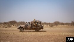 Le 03 février 2020, des soldats burkinabé patrouillent à bord d'une camionnette sur la route de Dori au camp de réfugiés de Goudebo.
