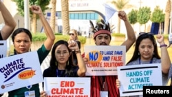 Aktivis memegang plakat dan meneriakkan slogan-slogan saat melakukan aksi protes pada Konferensi Perubahan Iklim PBB COP28 di Dubai, Uni Emirat Arab, Rabu 6 Desember 2023.