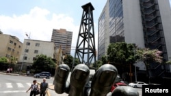 “Los únicos que tienen el capital para revivir la industria son las grandes compañías”, dijo a la Voz de América Jorge Piñon, director director del Centro de Políticas Internacionales de Energía y Medio Ambiente de la Universidad de Texas, EE.UU.