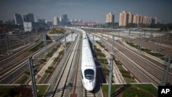 Một chuyến tàu cao tốc của Trung Quốc chạy tuyến Bắc Kinh-Thượng Hải