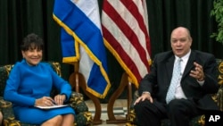 U.S. Commerce Secretary Penny Pritzker (L) and Cuban Minister for Foreign Trade Rodrigo Malmierca sit for a photo opportunity, in Havana, Cuba, Oct. 7, 2015.
