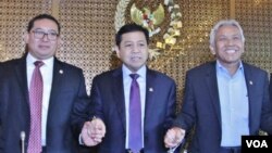 Pimpinan Dewan Perwakilan Rakyat menggelar jumpa pers di gedung DPR/MPR, Selasa (18/7) menanggapi status tersangka Ketua DPR Setya Novanto oleh KPK. (Foto: VOA/Fathiyah)