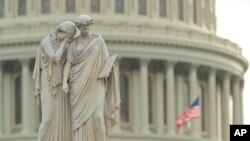 រូបឯកសារ៖ វិមាន​សន្តិភាព​ ឬ​ វិមាន​សម្រាប់​នាវិក​សម័យ​សង្គ្រាម​ នៅ​ក្នុង​ទីធ្លា​នៃ​វិមាន​កាពីតូល។