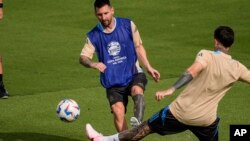 Lionel Messi entrena con su equipo, la selección de Argentina, durante una práctica antes de un partido de la Copa América, el miércoles 19 de junio de 2024, en Kennesaw, Georgia. Argentina juega contra Canadá el 20 de junio en Atlanta.