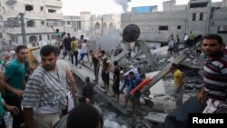 Khói bốc lên từ các tòa nhà trong Dải Gaza bị trúng đạn không kích, 11/7/14