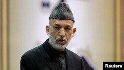 Presiden Afghanistan Hamid Karzai berbicara dalam pembukaan Loya Jirga di Kabul (21/11). (Reuters/Omar Sobhani)