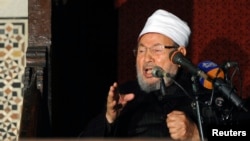 Ulama Mesir Sheikh Yusuf al-Qaradawi, ketua Persatuan Cendekiawan Muslim Internasional, memberikan pidato selama salat Jumat. (Foto: Reuters)