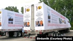 Missuri shtatidan Vashingtonga... Kamida 13-14 soat yo'l bosildi. Islom Karimov siyosatini qoralovchi yozuvlar va suratlar bilan qoplangan mashinalarda. 