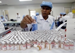 Seorang pekerja sedang menyiapkan ampul vaksin polio di pabrik Bio Farma di Bandung, Jawa Barat, 13 Mei 2005. (Foto: Reuters/arsip)