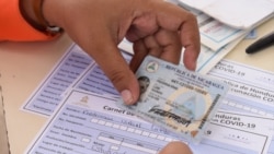 Un documento de identificación es el único requisito que solicitan a los nicaragüenses para ser vacunados en Honduras contra el COVID-19. Foto Oscar Ortiz, VOA.