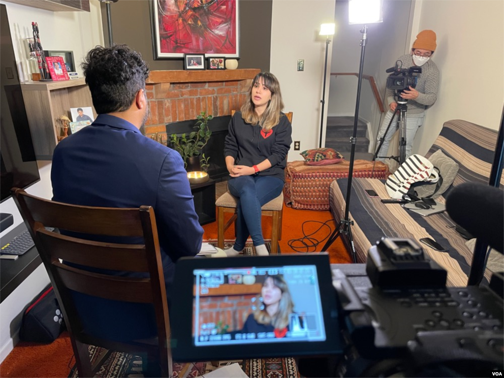 پشت صحنه فیلمبرداری مصاحبه بخش فارسی صدای آمریکا با هانیه دهقان، همسر منصور اثنی عشری، از جان باختگان پرواز پی اس ۷۵۲