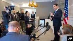 Menteri Luar Negeri Amerika Serikat Marco Rubio berbicara kepada media di Bandara Shannon di Shannon, Irlandia, 12 Maret 2025. (Saul Loeb/Pool Photo via AP)
