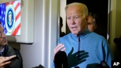 Джо Байден выступает перед представителями средств массовой информации во время своего возвращения из Израиля на борту самолета Air Force One 18 октября 2023 года.