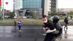 У Мінську жорстко затримують людей невідомі з кийками. Відео