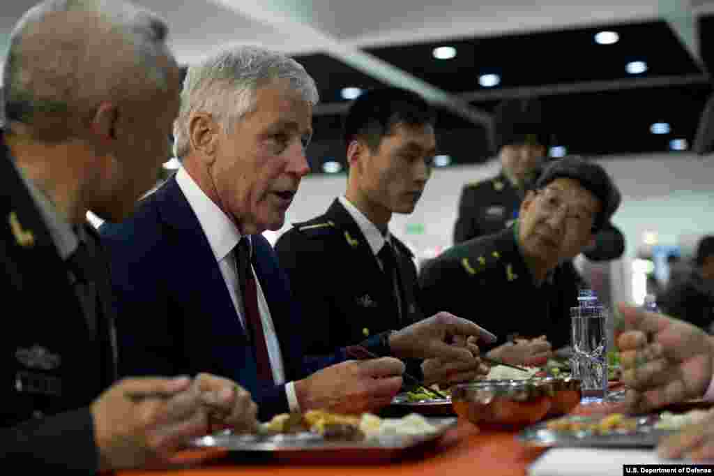 Menteri Pertahanan Chuck Hagel makan siang bersama dua anggota militer non perwira dan beberapa perwira militer China di Akademi Non-Perwira di Beijing, China, 9 April 2014. (Departemen Pertahanan)