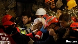 Tim penyelamat membawa Fatma, 15 tahun, setelah diselamatkan dari puing-puing bangunan yang runtuh beberapa jam setelah gempa di Hatay, Turki 14 Februari 2023. (Foto: REUTERS/Clodagh Kilcoyne)