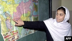 د طالبانو په پخواني حکومت کې نجونې تعلیم کولو ته نه پریښودل کیدې. 