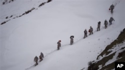 Tim SAR Pakistan tidak berhasil menemukan 135 korban yang terkubur longsoran salju, yang sebagian besar anggota militer Pakistan (foto: dok).