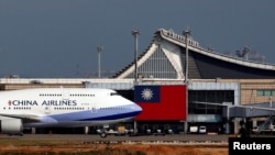 资料照：台湾中华航空公司一架波音747客机正在台北桃园机场起飞。（2018年8月6日）