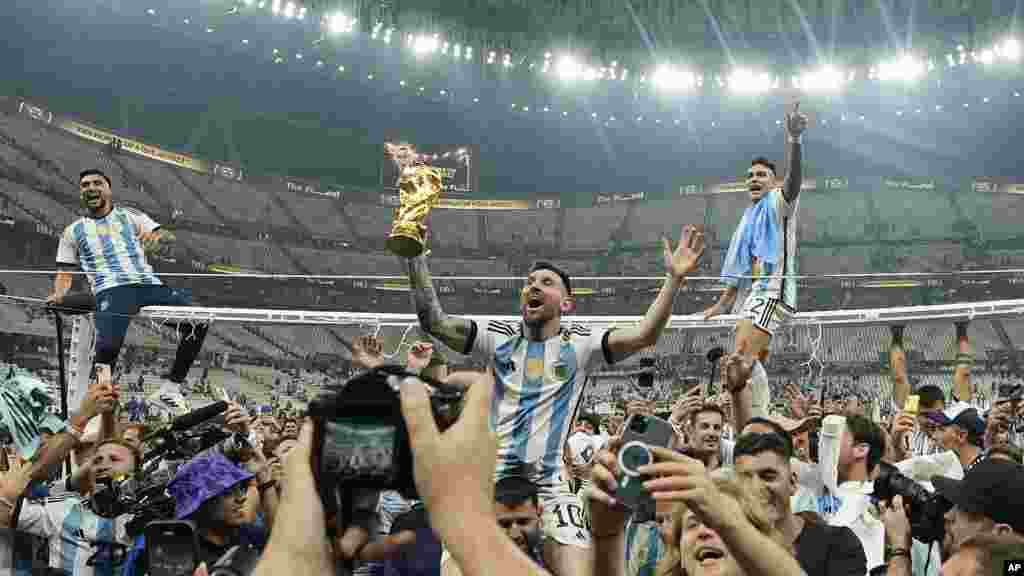 Jogadores argentinos celebram a vitória do Mundial de Futebol do Qatar. A equipa de Messi eliminou a França de Mbappé. Lusail Stadium, 18 de Dezembro 2022
