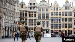 Tentara Belgia melakukan patroli di the Grand Place, Brussels menyusul serangan bom di ibukota negara itu (24/3). 