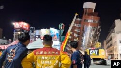Rescatistas se encuentran cerca de un edificio inclinado tras el terremoto en Hualien.