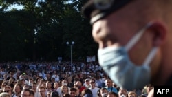 Pendukung kandidat presiden Svyatlana Tsikhanouskaya menghadiri konser yang diorganisir oleh pihak berwenang di Minsk, 6 Agustus 2020. Pihak berwenang menangkap para jurnalis yang meliput kegiatan kampanyenya. (Foto: AFP/Sergei Gapon/ilustrasi)