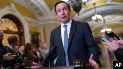 Cенатора-демократ Кріс Мерфі спілкується з журналістами, щодо пиатань кордону США.