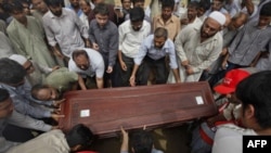 Thân nhân và đồng nghiệp khiêng quan tài của ký giả Saleem Shahzad