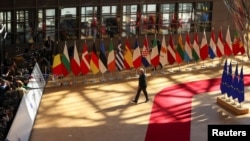 资料照：欧盟外交政策主管何塞普·博雷利（Josep Borrell）抵达欧盟峰会会场。针对俄罗斯入侵乌克兰， 欧盟领导人商讨对俄制裁。（2022年5月31日）